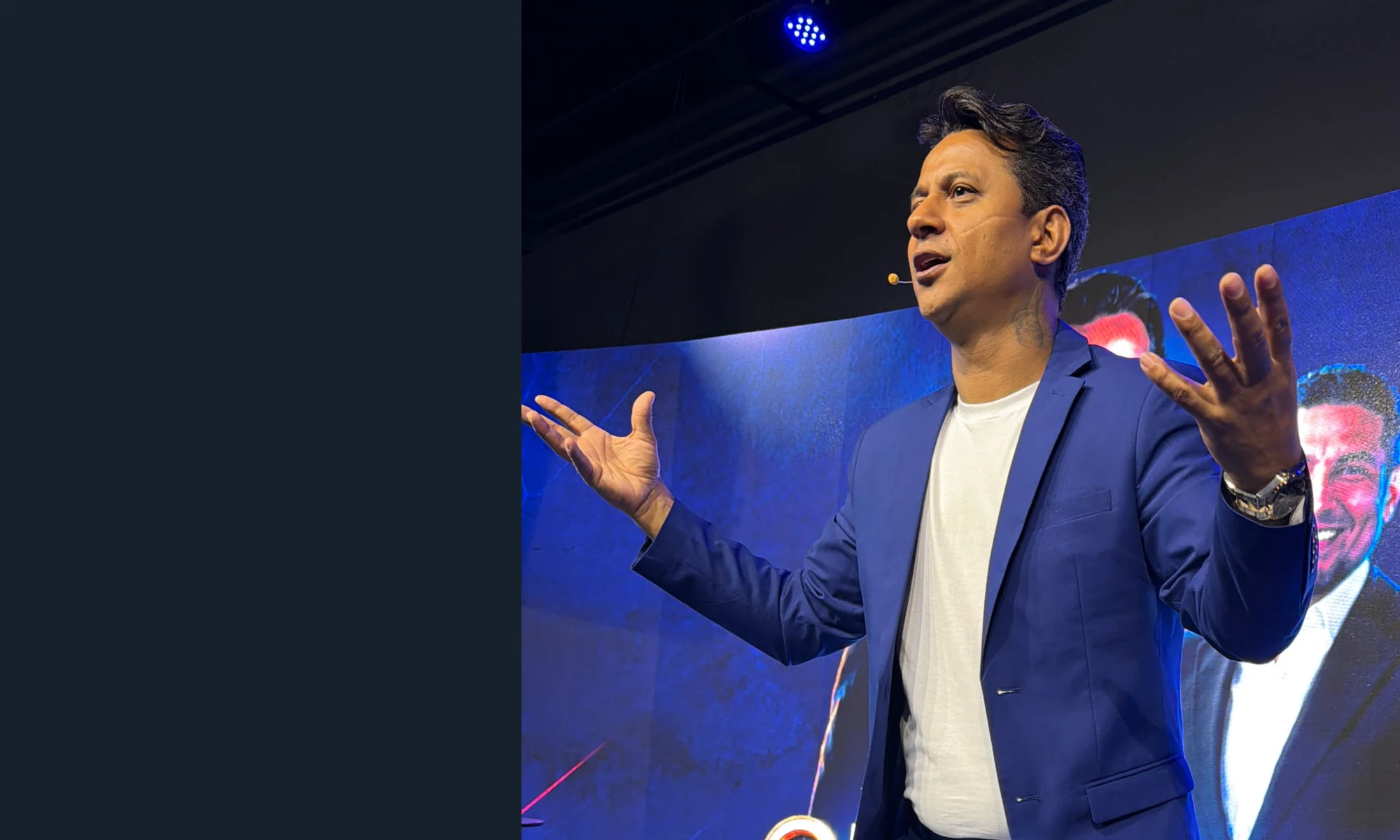 Du Magic palestrando em evento empresarial